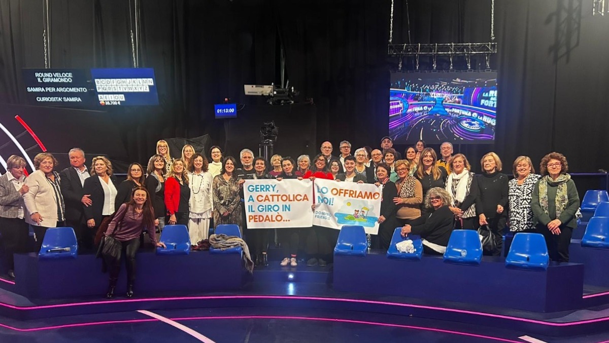Cattolica protagonista a La Ruota della Fortuna di Gerry Scotti: in platea spunta lo striscione - 