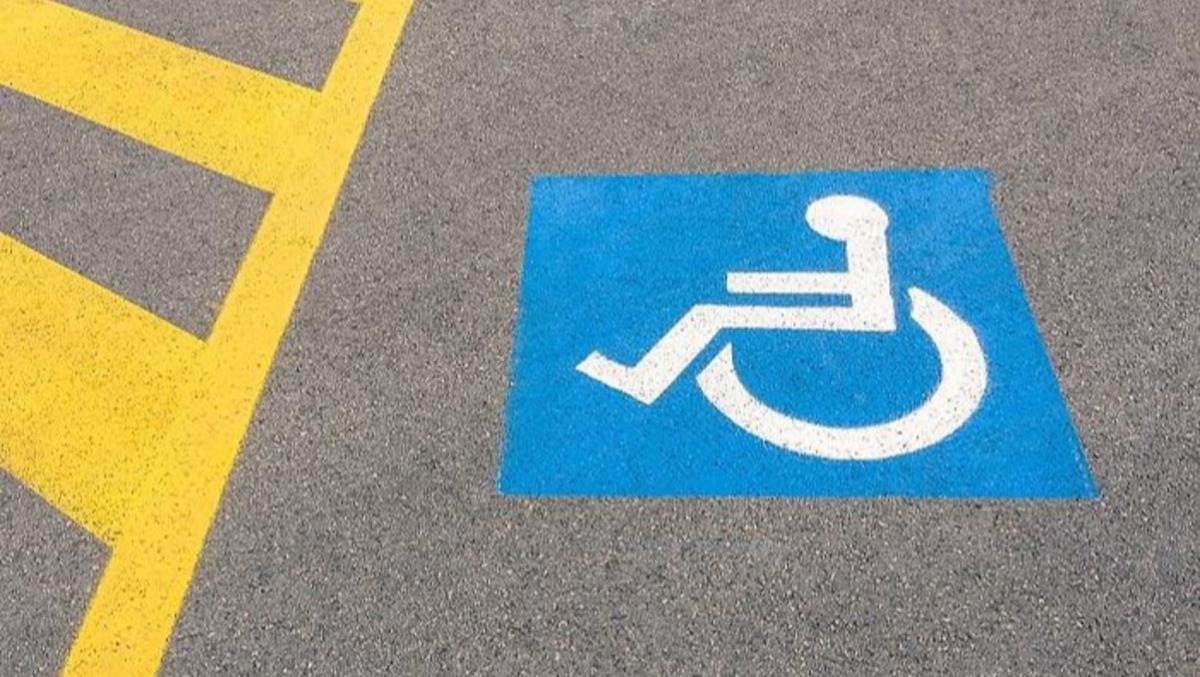 Stalli disabili occupati, l'inciviltà non arretra: aumentano le sanzioni a Rimini - Parcheggio auto per persone con disabilità