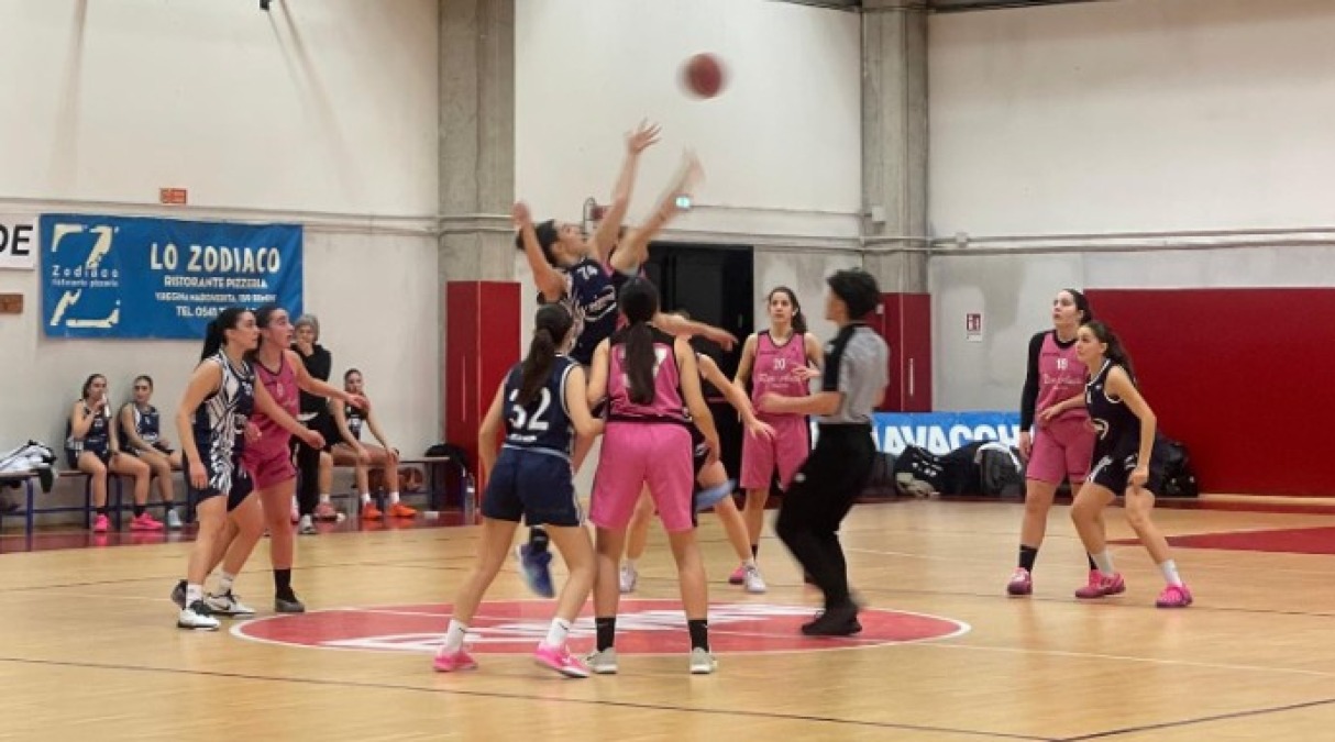 Basket femminile giovanile, Ren-Auto: hurrà per l'Under 19 - Palla a due della Under 19