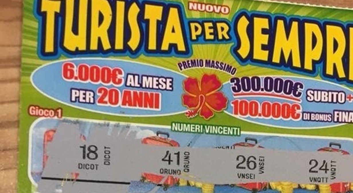 Vince due milioni alla lotteria, il figlio fa causa al padre per averne una parte - 