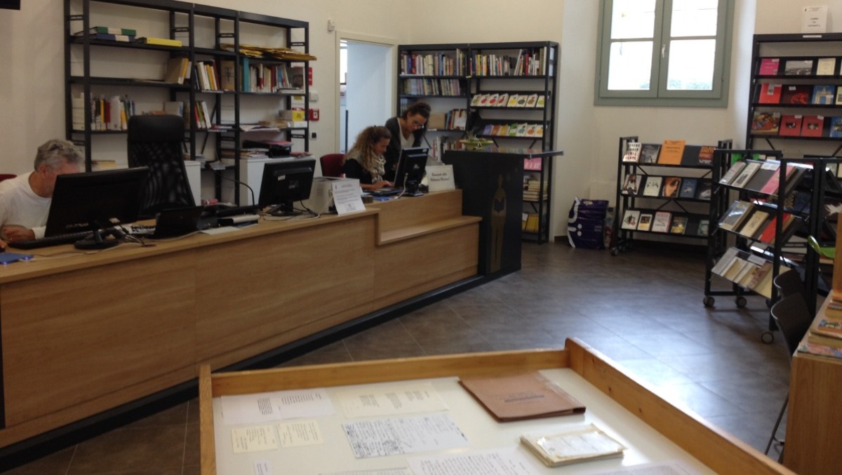 Santarcangelo, i numeri della biblioteca: quasi 100 prestiti al giorno e 10mila accessi alle sale studio - Biblioteca Baldini - hall