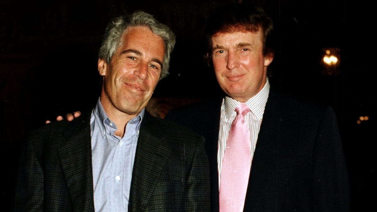 Usa, pubblicati nuovi file su Epstein: 3 milioni di pagine e 2mila video - Jeffrey Epstein e Donald Trump insieme a Mar–a–Lago nel 1997