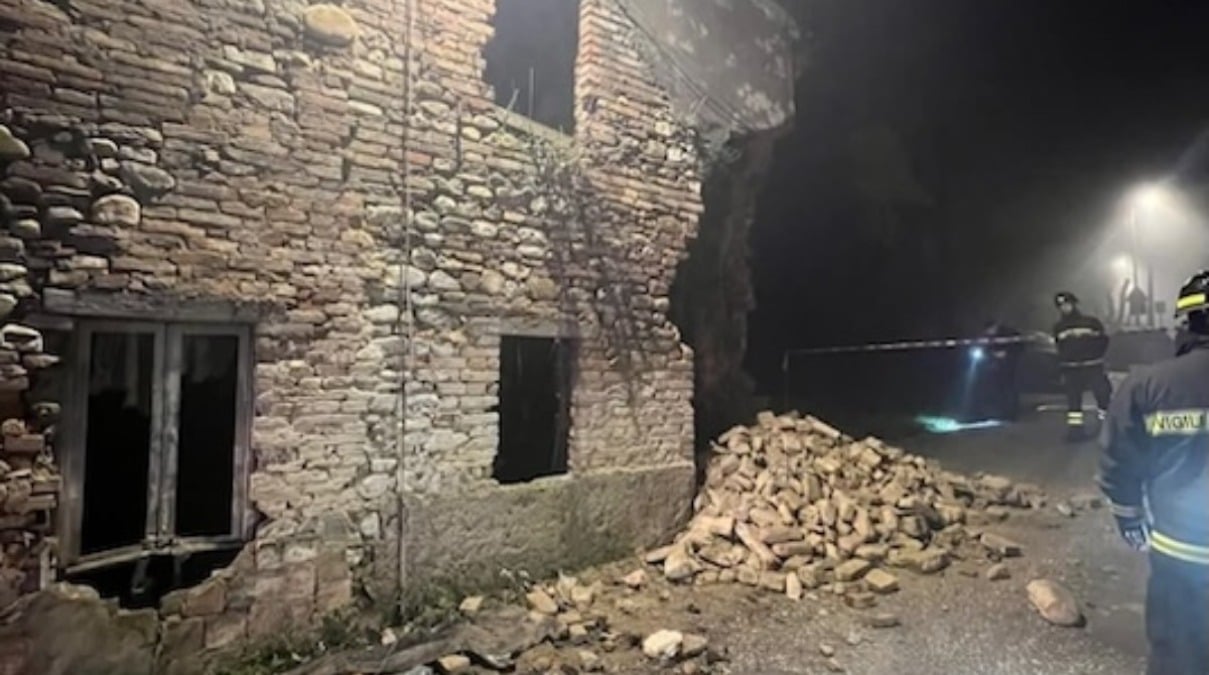 San Clemente: un'auto si schianta contro una vecchia abitazione