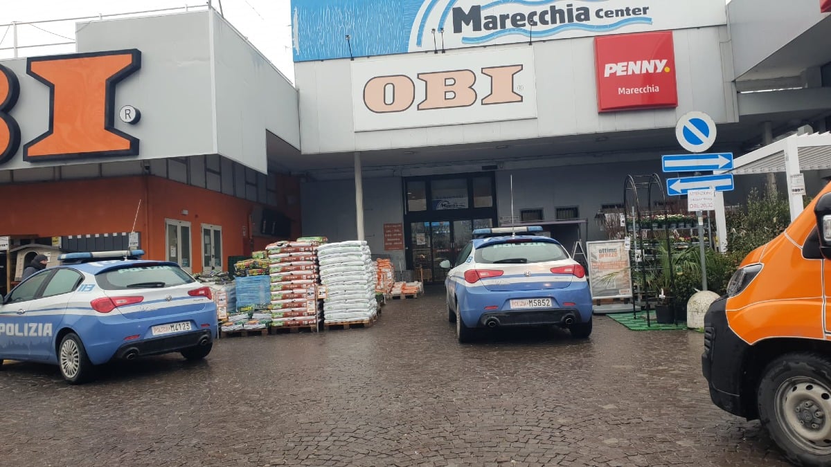 Caos all’Obi di Rimini: giovane dà in escandescenze e ferisce un uomo  - 