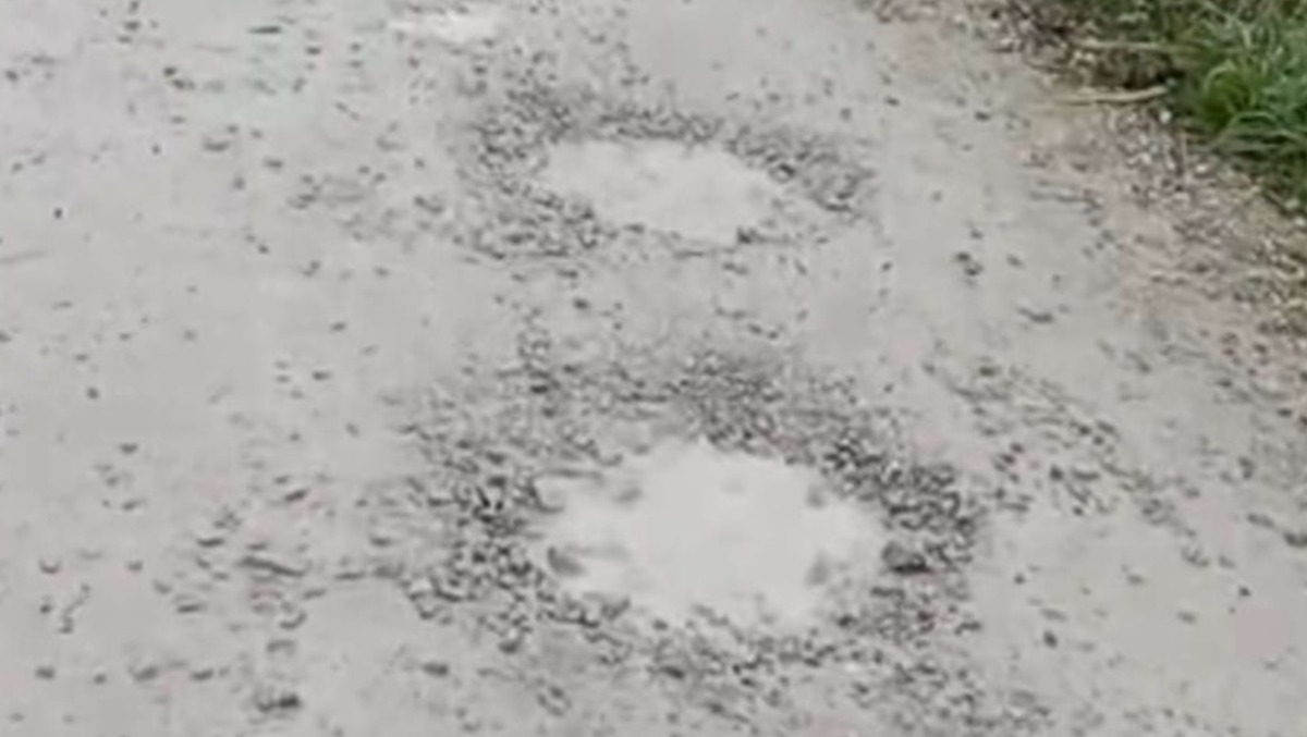 Buche come "crateri", i residenti di via San Lorenzo in Correggiano: "Tanti incidenti" - Le buche nell'asfalto