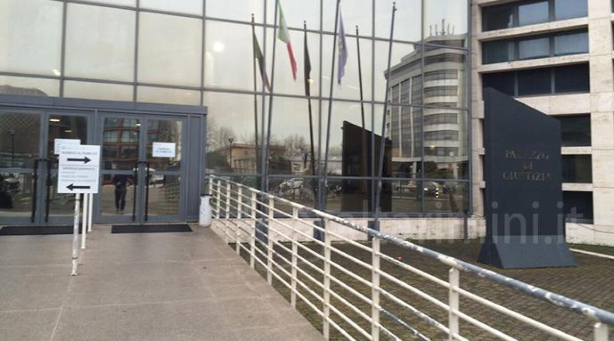 Processo Paganelli, slitta la testimonianza della moglie di Dassilva - Ingresso tribunale Rimini (repertorio)