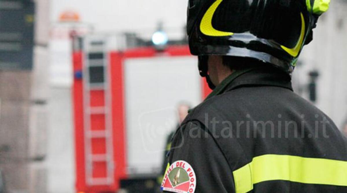 Aeroporto Fellini, torna il riscaldamento nella caserma dei Vigili del Fuoco - Vigili del fuoco in azione (repertorio)