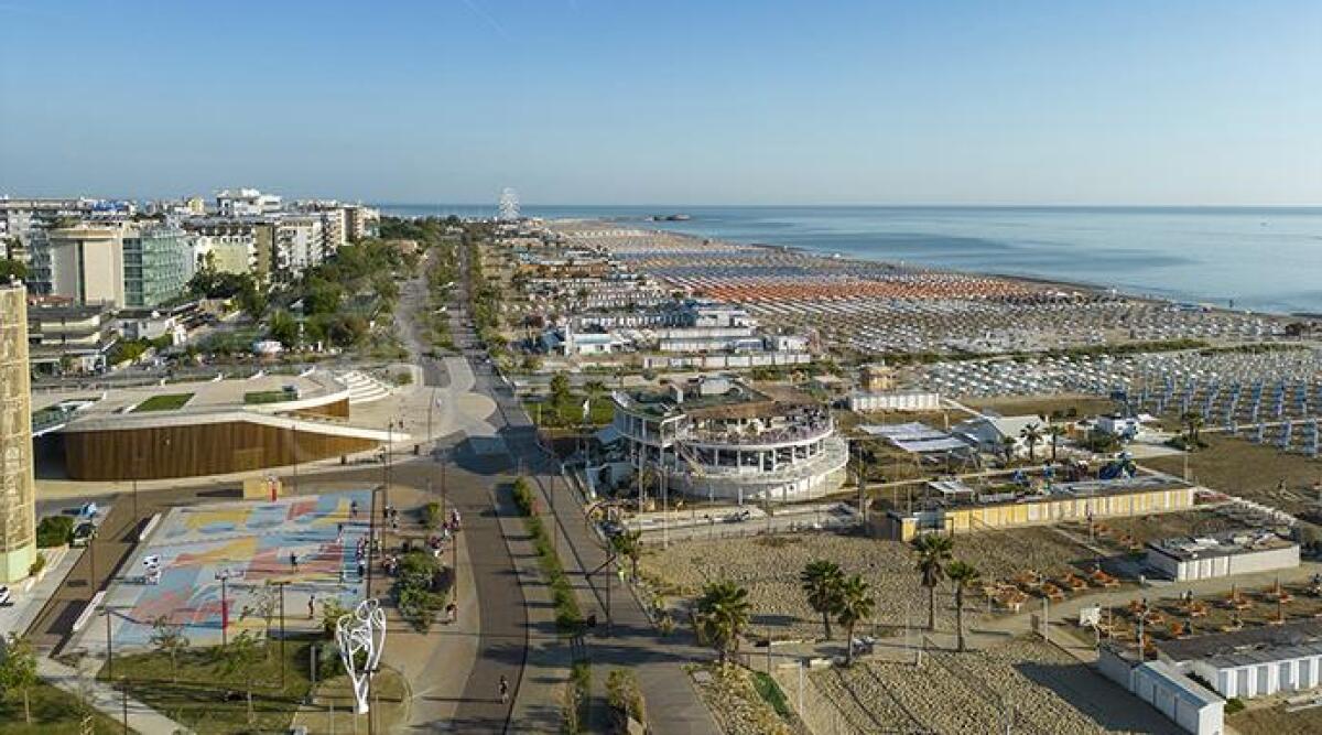 Rimini: una città tra cultura, mare e divertimento - Veduta lungomare di Rimini