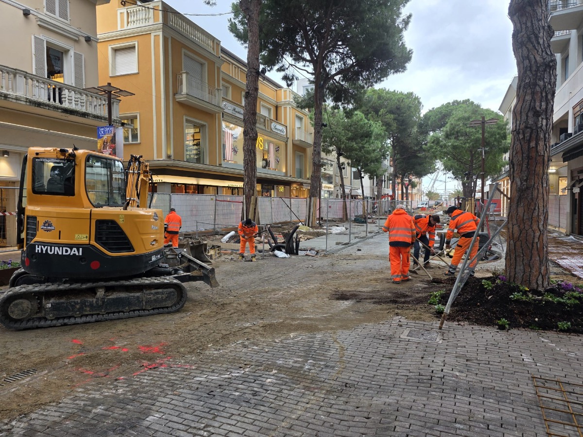 Viale Ceccarini tra vetrine vuote e cantieri: la Lega attacca la giunta Angelini - Il cantiere di viale Ceccarini a Riccione