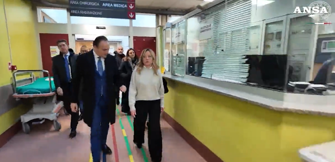 Torino, dopo gli scontri arriva la stretta: Meloni visita gli agenti feriti e convoca il governo - © Ansa