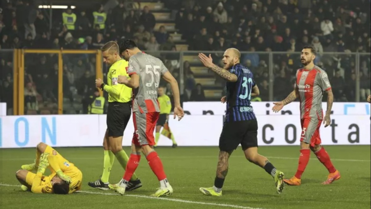 Lancia petardo e ferisce Audero: il tifoso è iscritto all’Inter Club San Marino - foto Ansa