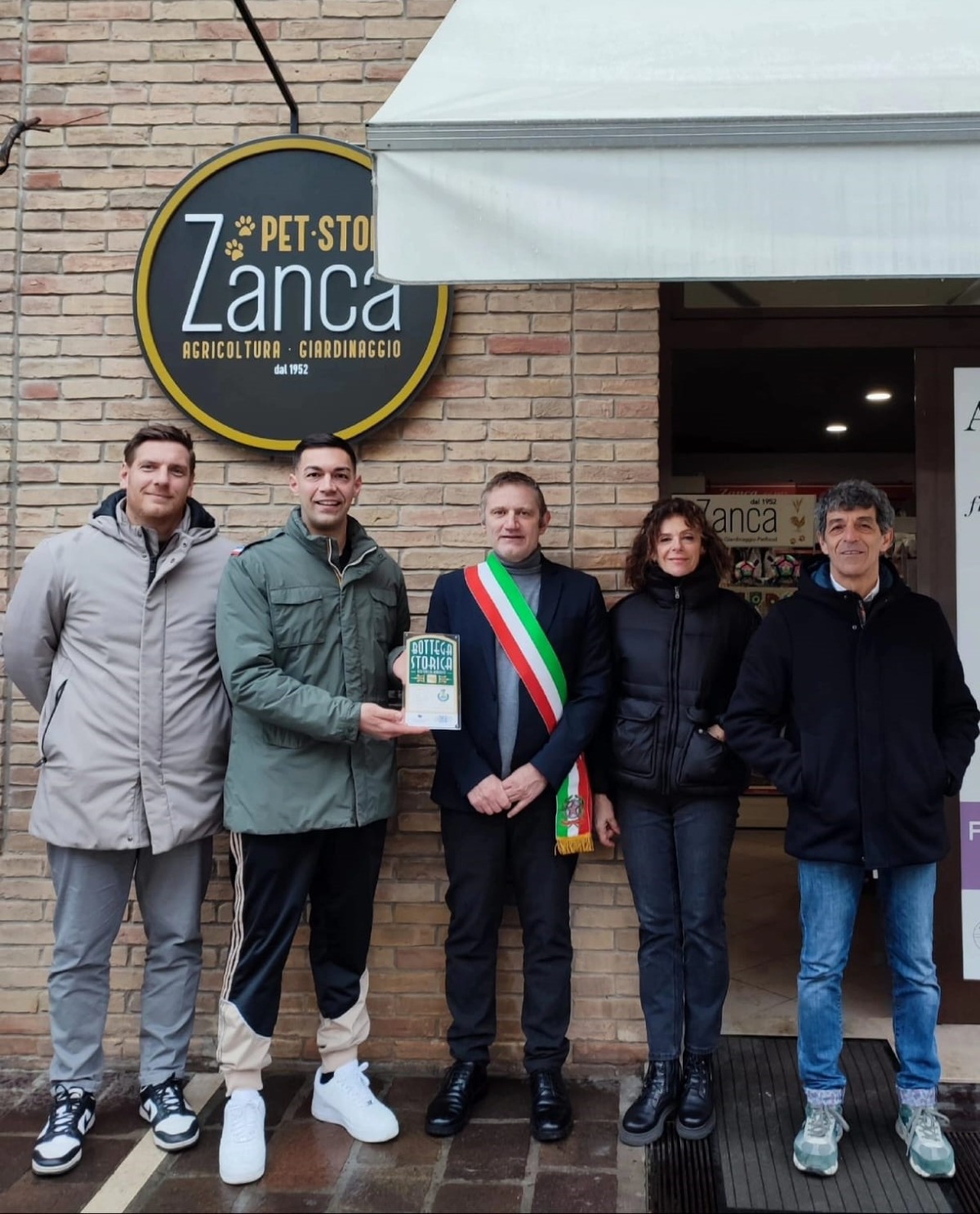 Morciano, Zanca Pet Store è la prima Bottega Storica: un’eredità lunga 70 anni - La consegna della targa