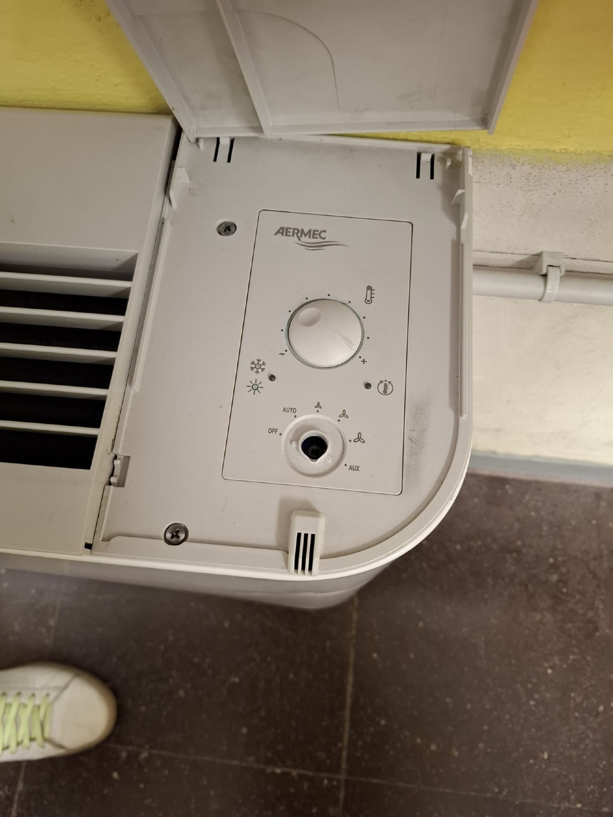Vandalismo a scuola: penne e gomme nei radiatori, aula al gelo - Ventilconvettore con manopola divelta