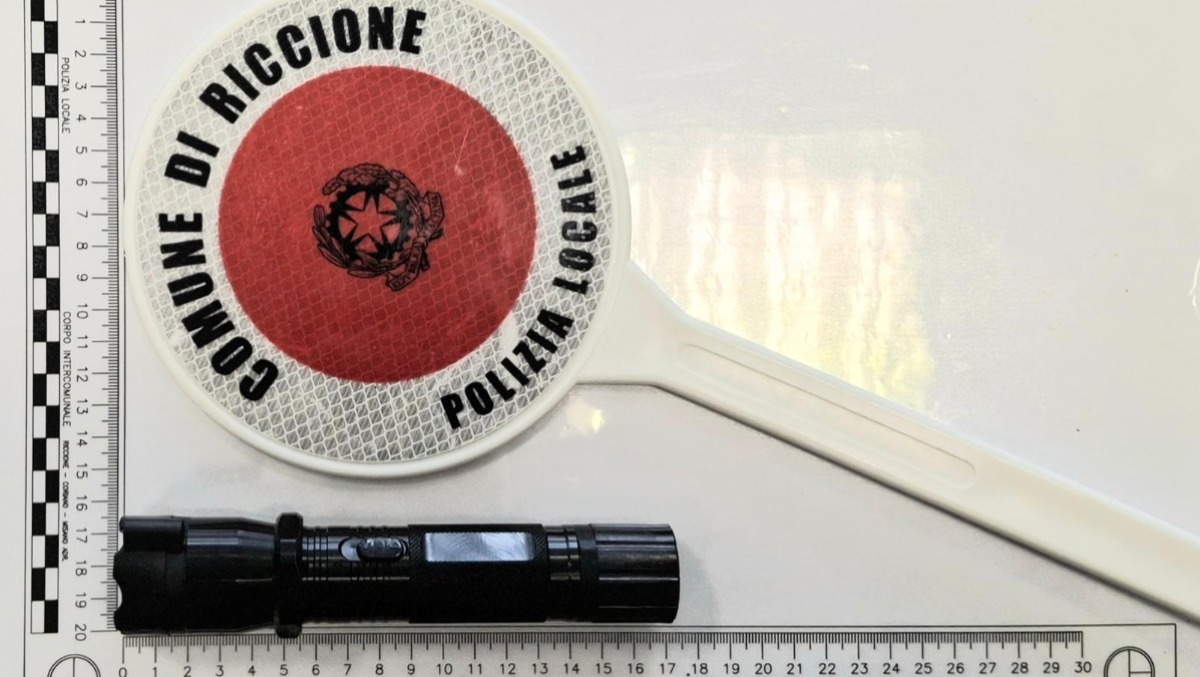 Sembrava una torcia, era un taser: giovane denunciato a Riccione