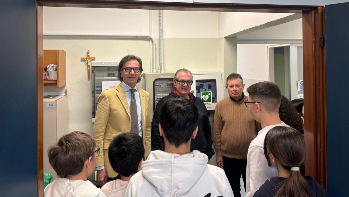 Dona un defibrillatore alla comunità: "Un gesto in ricordo di mia zia, esempio di impegno sociale" - 