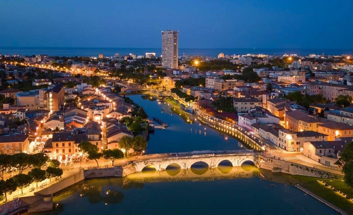 Hub urbani e negozi di prossimità: ecco il bando da 14 milioni - Rimini panorama notturno