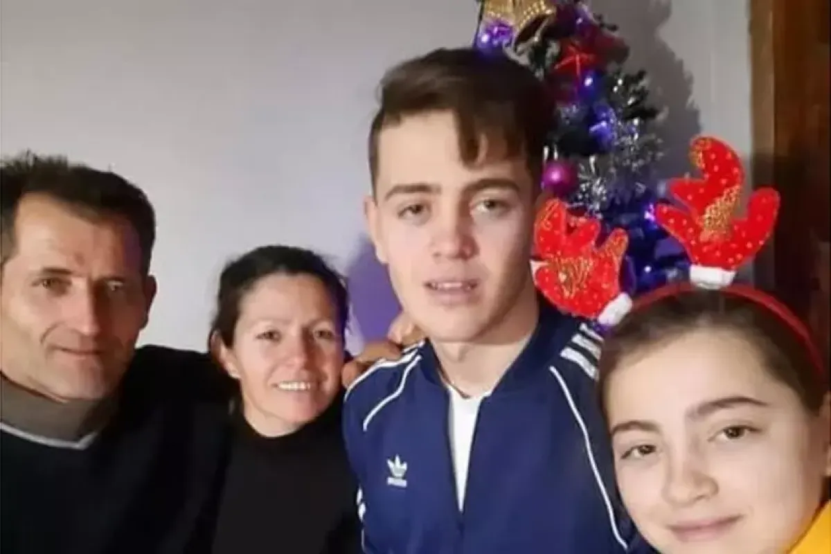 Famiglia uccisa dal monossido: sequestrata la caldaia. Il racconto del vicino che ha tentato di salvarli - Il padre Arti, la madre Jonida con i loro due figli, Hajdar di 22 anni e Xhesika di 15