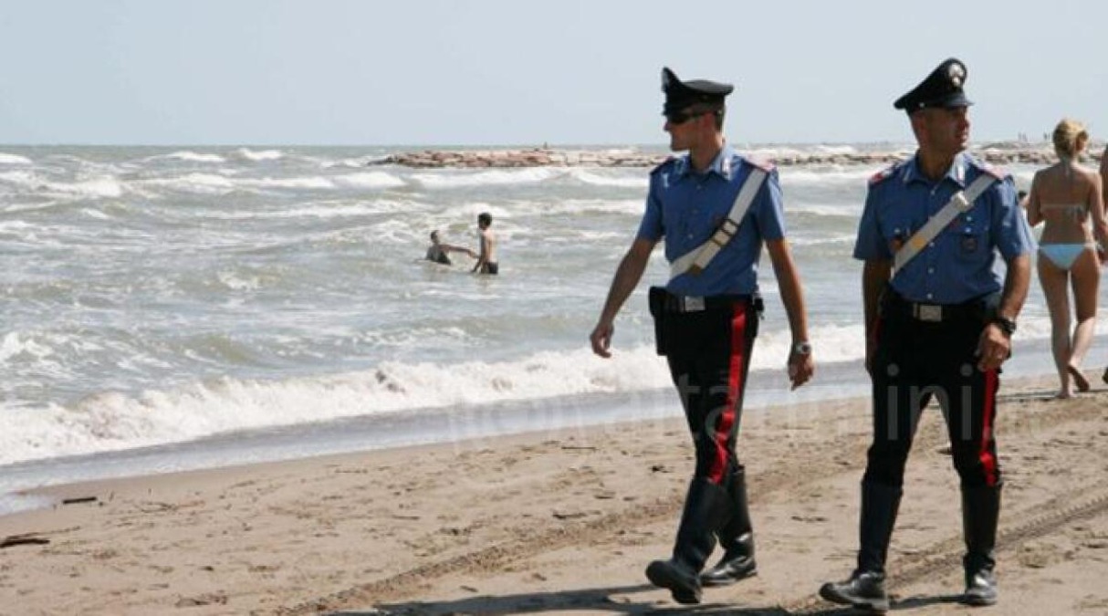Ragazzina palpeggiata sulla spiaggia, ma è uno scambio di persona: scagionato - Carabinieri, spiaggia PH repertorio