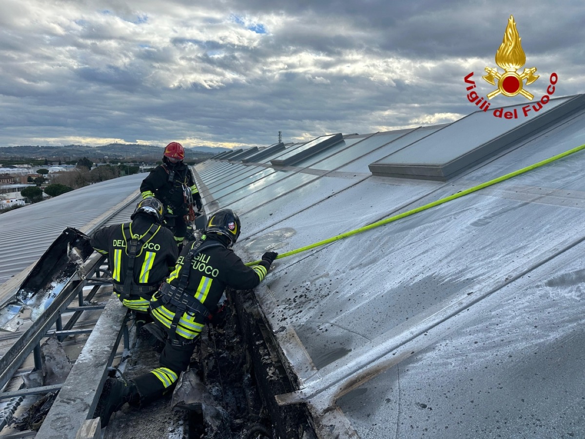 Fumo e fiamme sul tetto del padiglione della Fiera di Rimini: il principio di incendio domato dai pompieri - Vigili del fuoco in azione