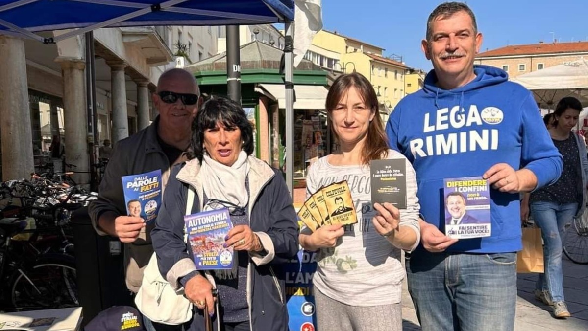 "Io sto con le forze dell'ordine": gazebo della Lega in piazza Tre Martiri - 