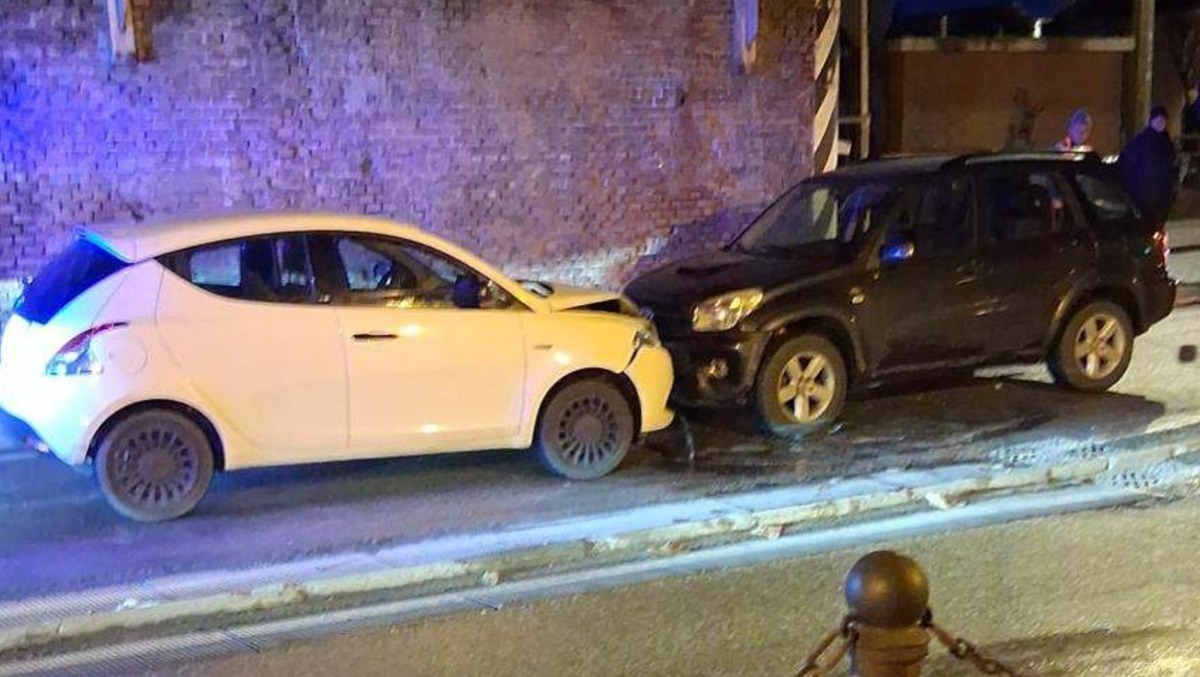 Rimini, scontro frontale nel sottopassaggio: traffico in tilt in via Graziani - 