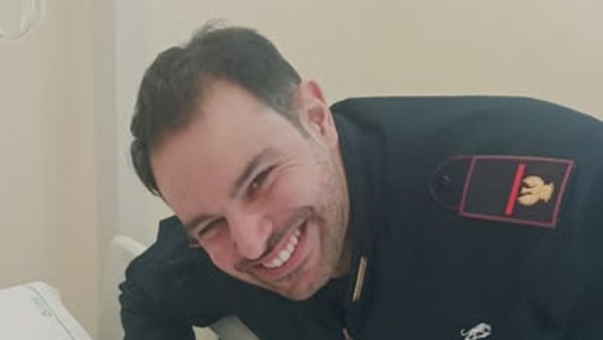 Pietro, l'eroe sorridente: il poliziotto di Rimini che ha salvato una 95enne da morte sicura - L'agente autore del salvataggio