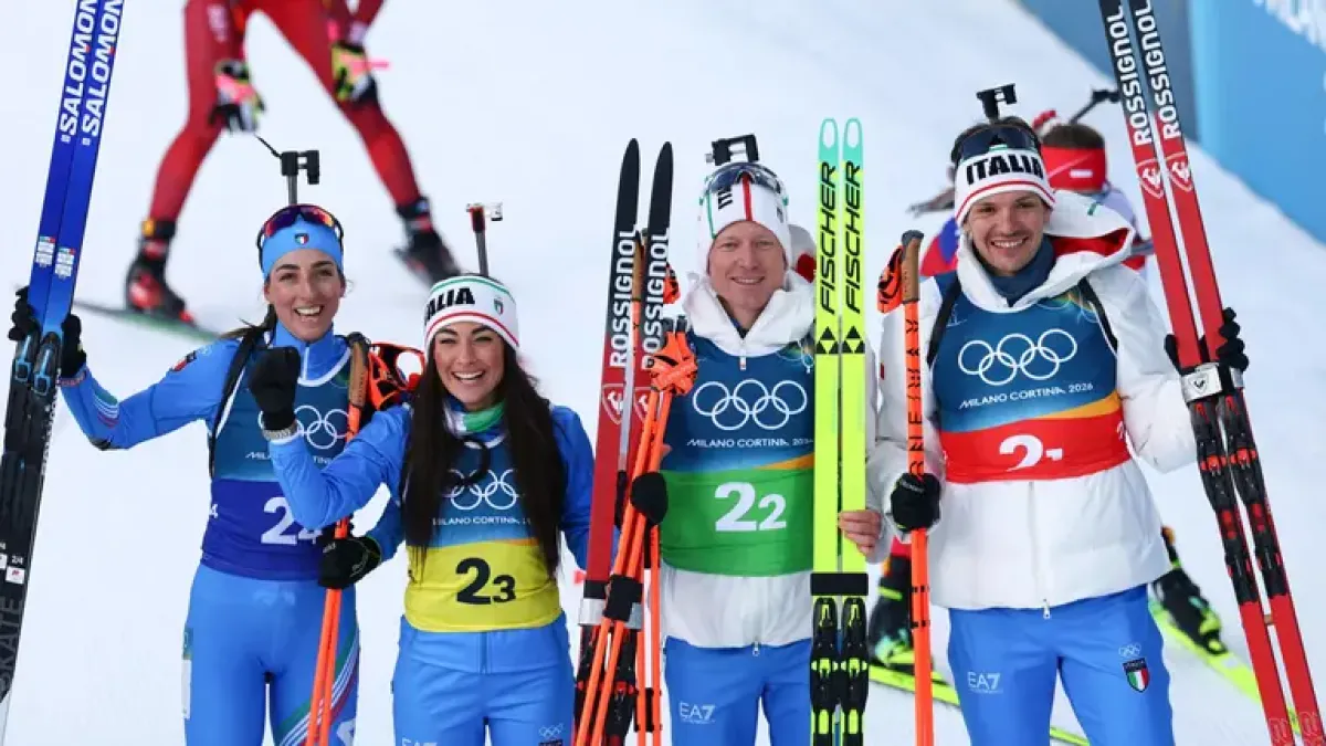 Olimpiadi Invernali 2026: Italia protagonista, argento nel biathlon e tre bronzi in un giorno - Gli azzurri del biathlon festeggiano la medaglia d'argento (Ansa)