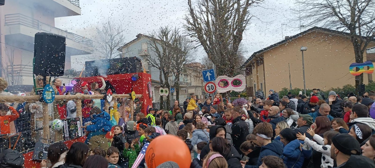 Carnevalandia: la magia del Mago di Oz accende il cuore di Torre Pedrera -  Momento della festa