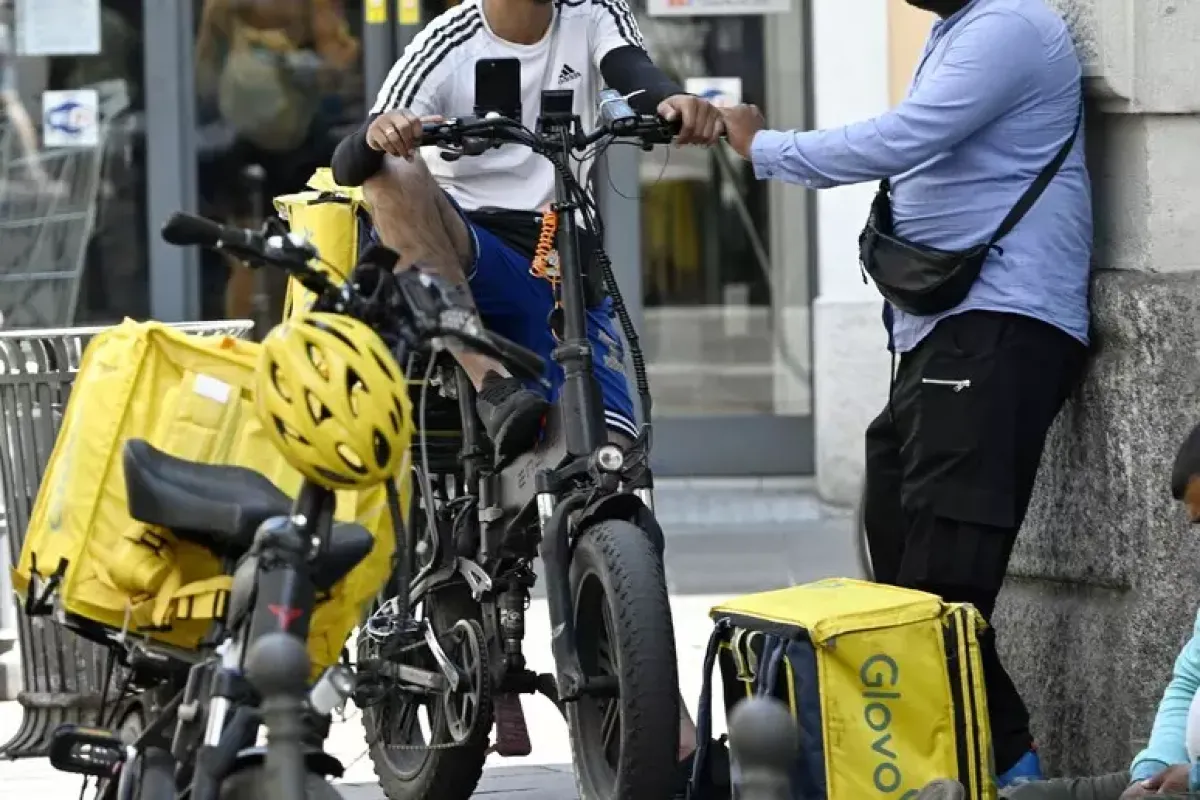 Rider pagati 2,50 euro a consegna: indagine su Glovo a Milano - Rider a Milano, archivio Ansa