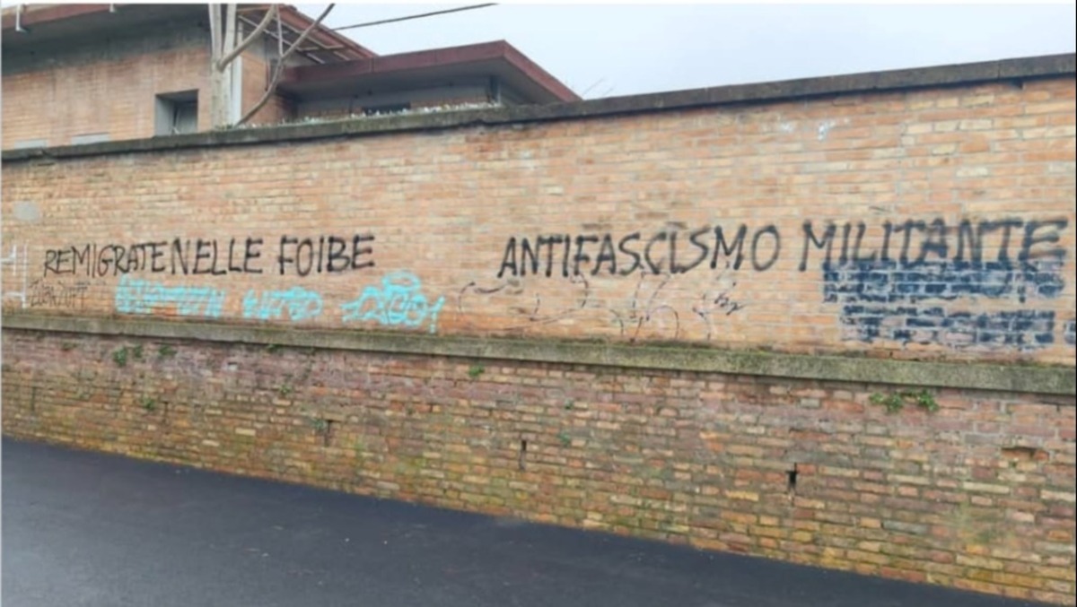 "Fasci appesi": scritte davanti al Giardino dedicato alle Vittime delle Foibe: la condanna di FdI - 