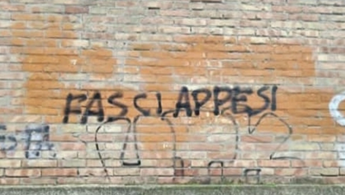 Scritte vandaliche al Giardino Vittime delle Foibe, arriva la condanna di Croatti e del M5S - 