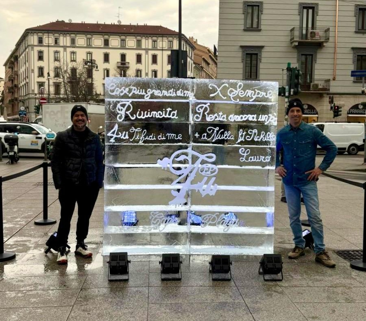 Capo Plaza lancia il nuovo EP nel ghiaccio: da Santarcangelo installazione gigante conquista Milano - Francesco Falasconi e Davide Ruggieri davanti all'opera realizzata per il rapper Capo Plaza