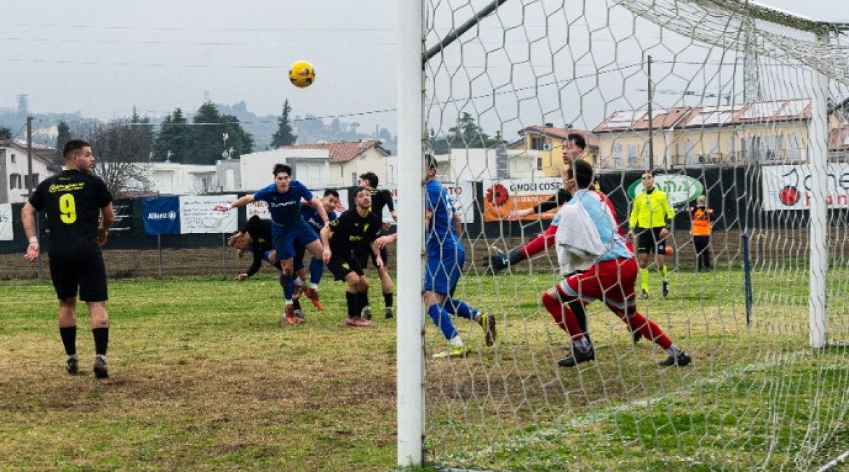 Calcio Prima, il S. Ermete esulta con il difensore Manuel Ricci - L'azione del gol di Manuel Ricci