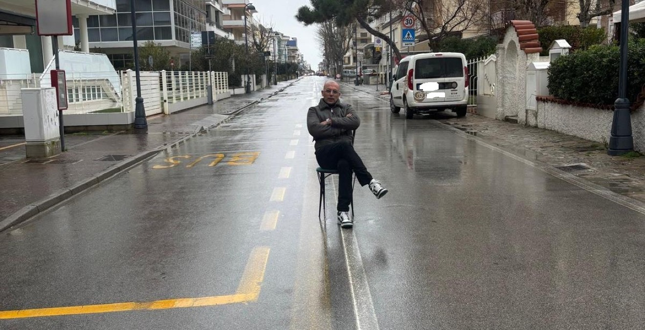 Lo scatto in mezzo alla strada racconta la crisi: “Non so quando riapriamo” - 