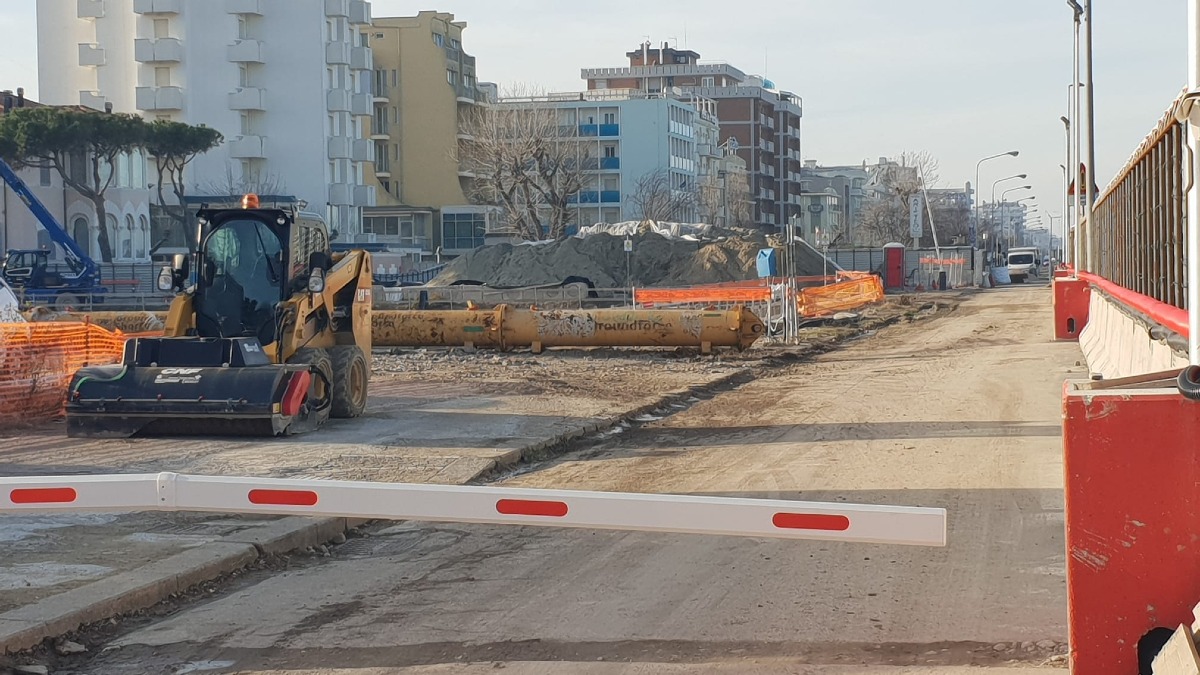 Operaio cade nello scavo di un cantiere Hera: salvato dai Vigili del Fuoco - 