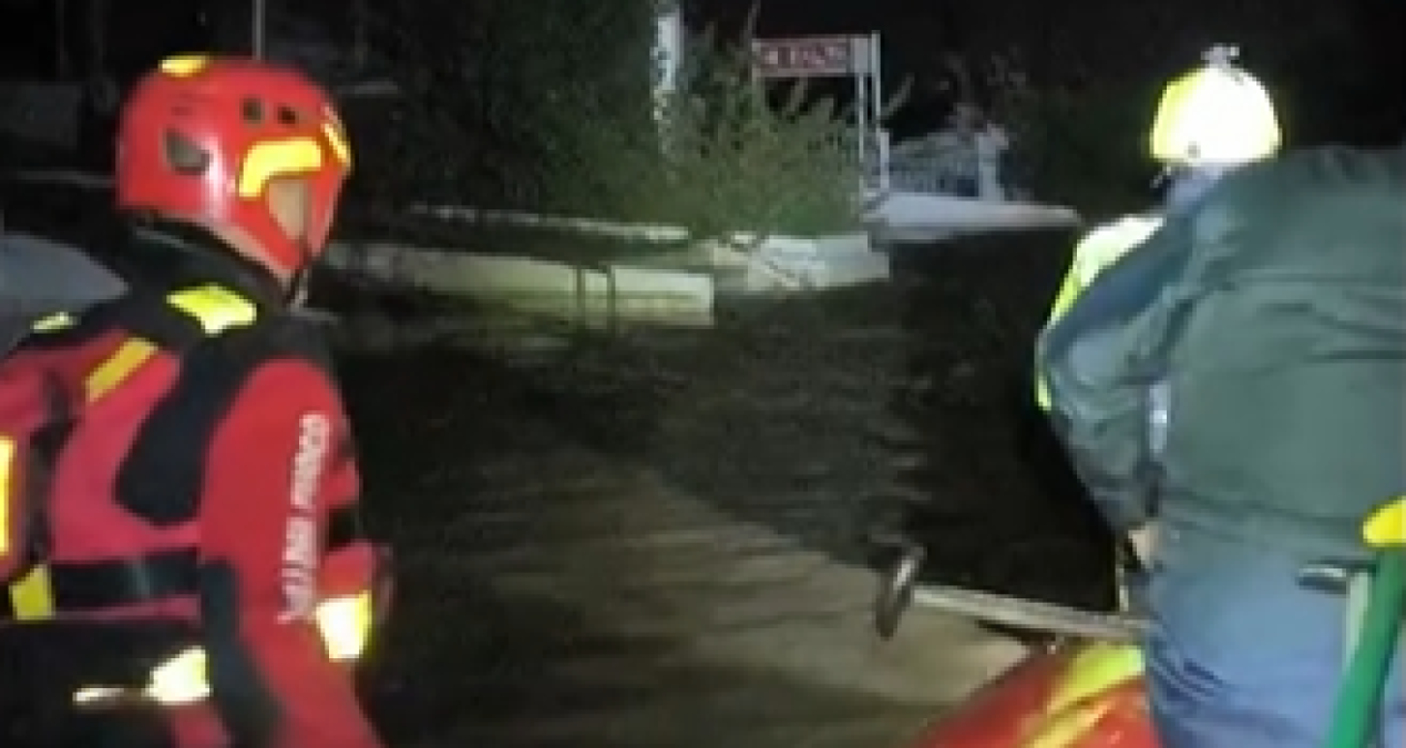 Fiume Crati esonda a Sibari: mamma e bimba salvate in elicottero, evacuate 40 persone - © Vigili del Fuoco