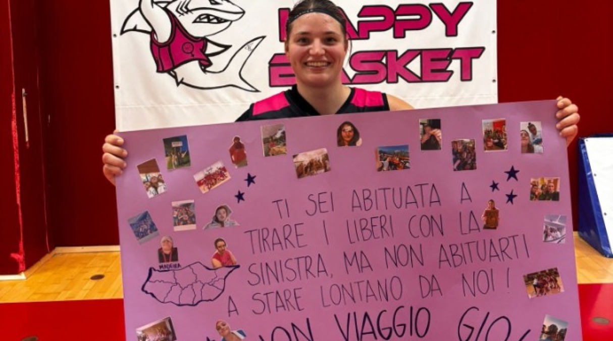 Basket B femminile, Ren-Auto piega Scandiano 64-60 - Giorgia Fera con uno striscione dedicatole dalle compagne di squadra