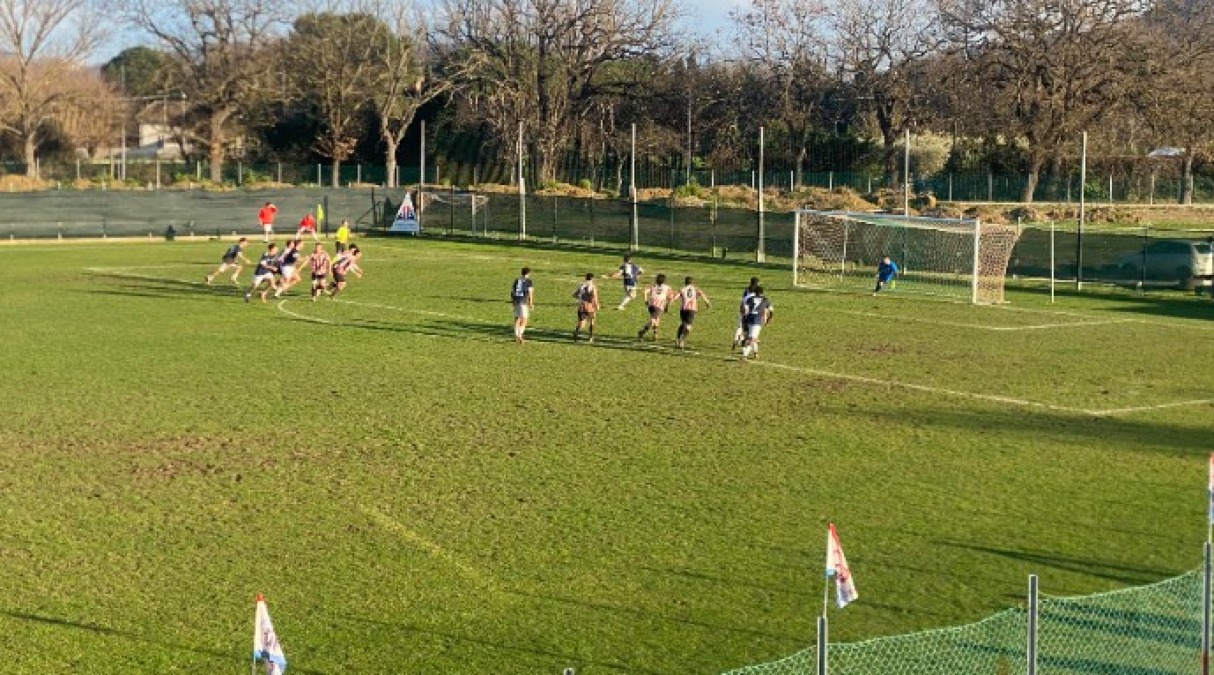 Calcio, Gabicce Gradara ko nel recupero con la Castelfrettese (1-2) - Il rigore di Gallotti