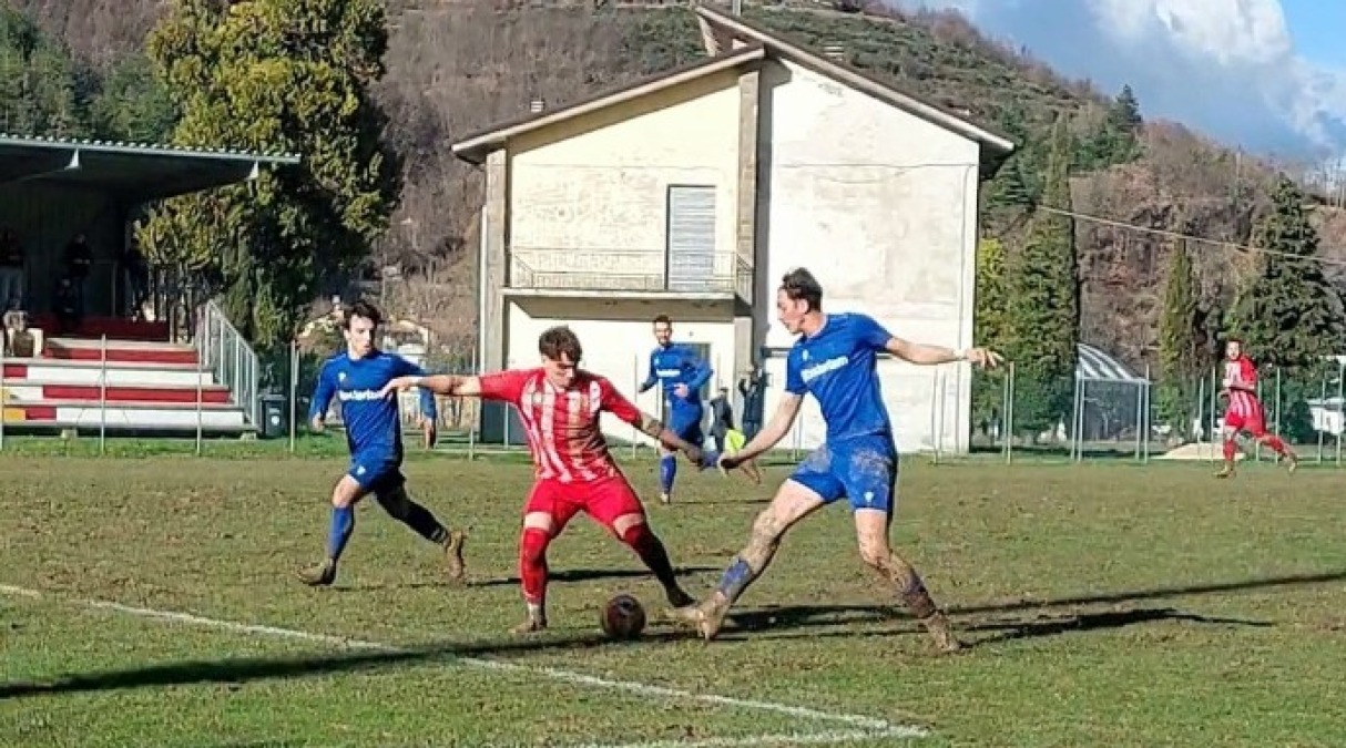 Calcio, il Sant'Ermete affonda nel pantano di Bagno di Romagna (4-0)  - Lorenzo Montebelli in azione