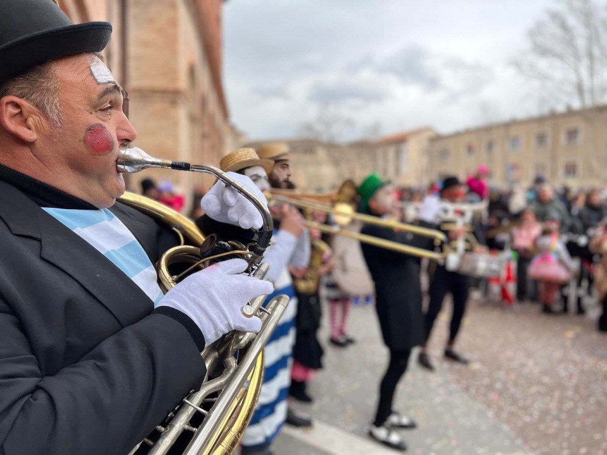 Rimini, ColorCoriandolo accende piazza Cavour: centro gremito per il Carnevale - © Comune Rimini