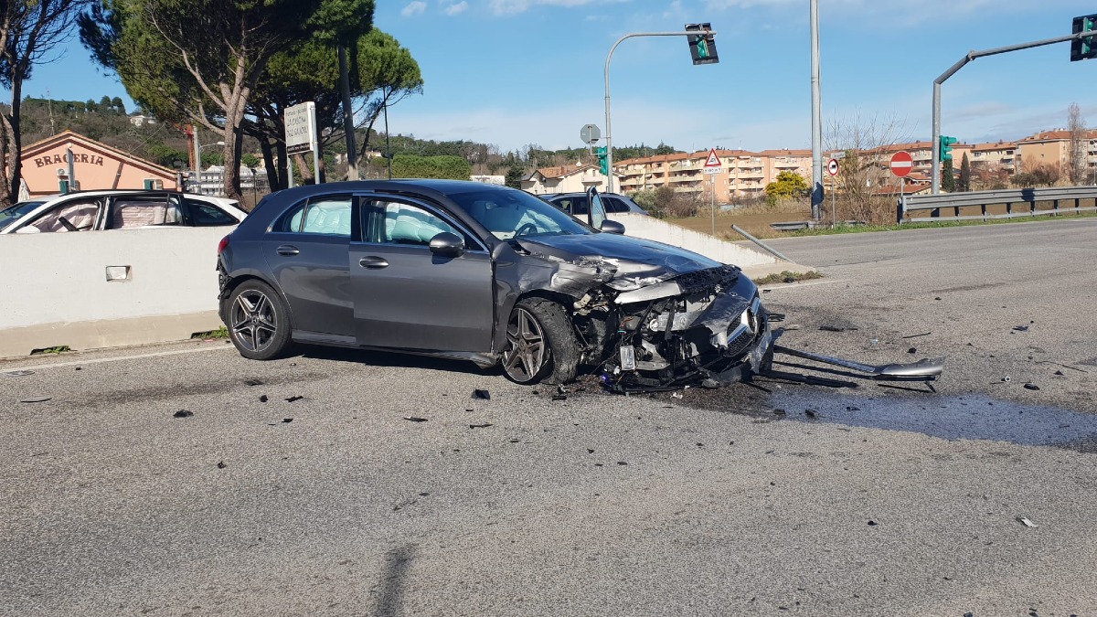 Scontro tra due auto sulla SS72, a bordo di un mezzo anche una neonata - 