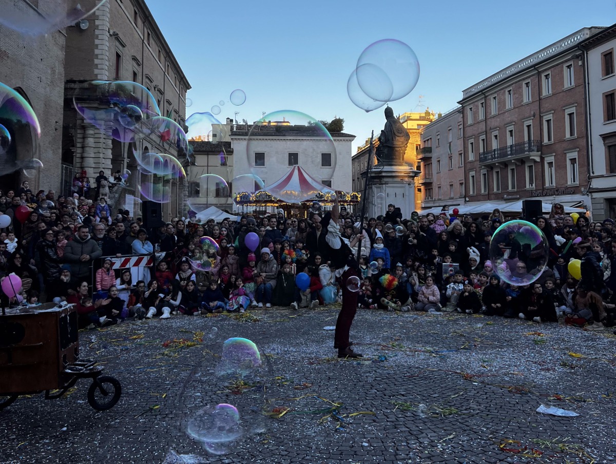 Acrobazie, bolle e fuoco: ColorCoriandolo conquista la città - 