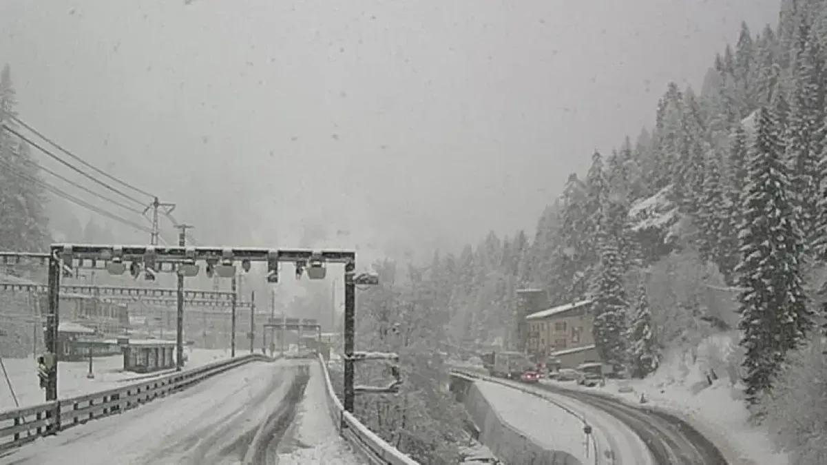 Svizzera, valanga fa deragliare un treno nel Canton Vallese - 