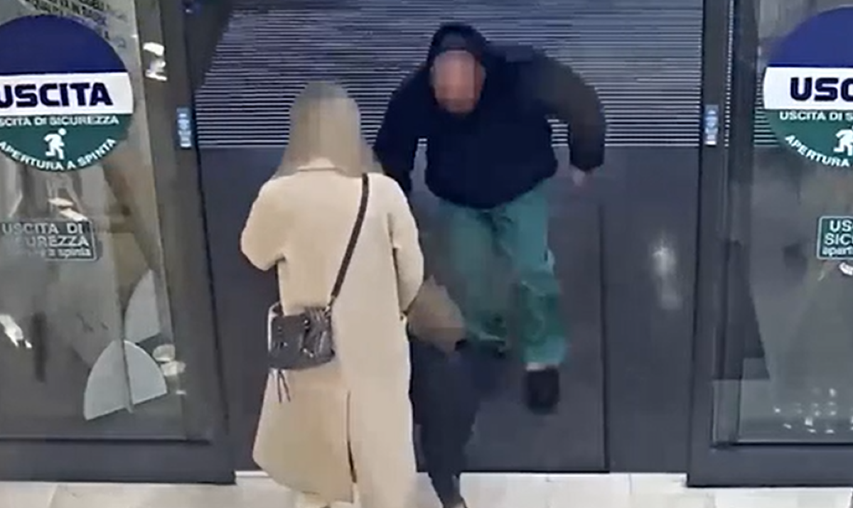 Terrore al supermercato: tenta di rapire bimba di 18 mesi alla madre - Il video diffuso dalla Polizia