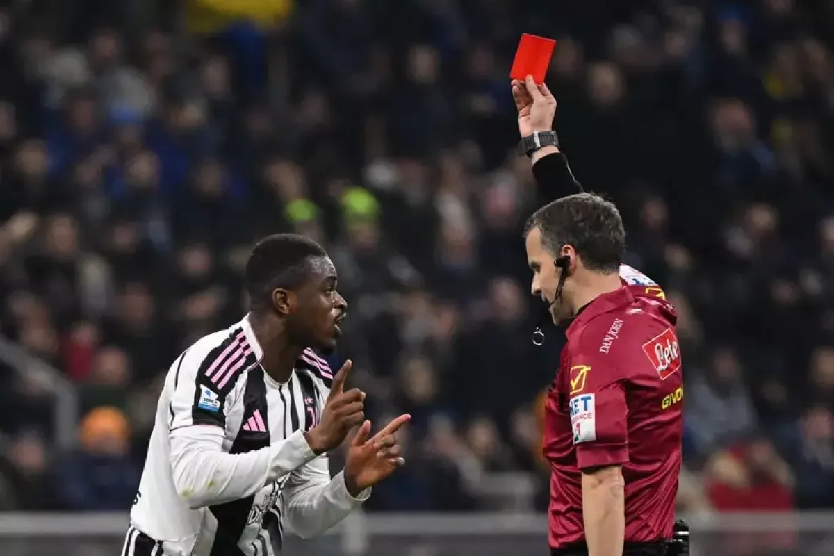 Minacce di morte all’arbitro La Penna dopo Inter‑Juve: scatta la denuncia - La Penna espelle Kalulu in Inter Juve © ANSA/AFP