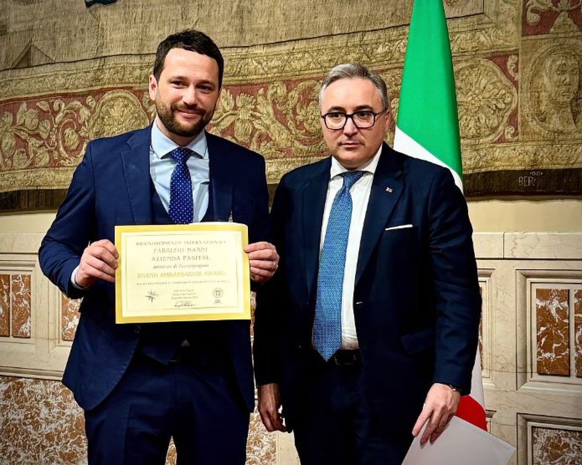 Fabrizio Nanni premiato a Montecitorio con il Brand Ambassador Award - l'on. Giorgio Lovecchio con Fabrizio Nanni