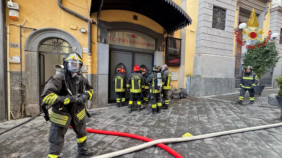 Incendio devasta il teatro Sannazaro a Napoli - 