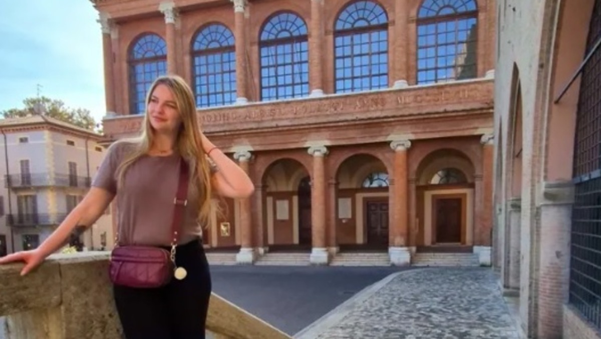 "Bologna città sporca e puzza: Rimini pulita e ordinata", video travelblogger polacca diventa virale - Karosolotravel Instagram