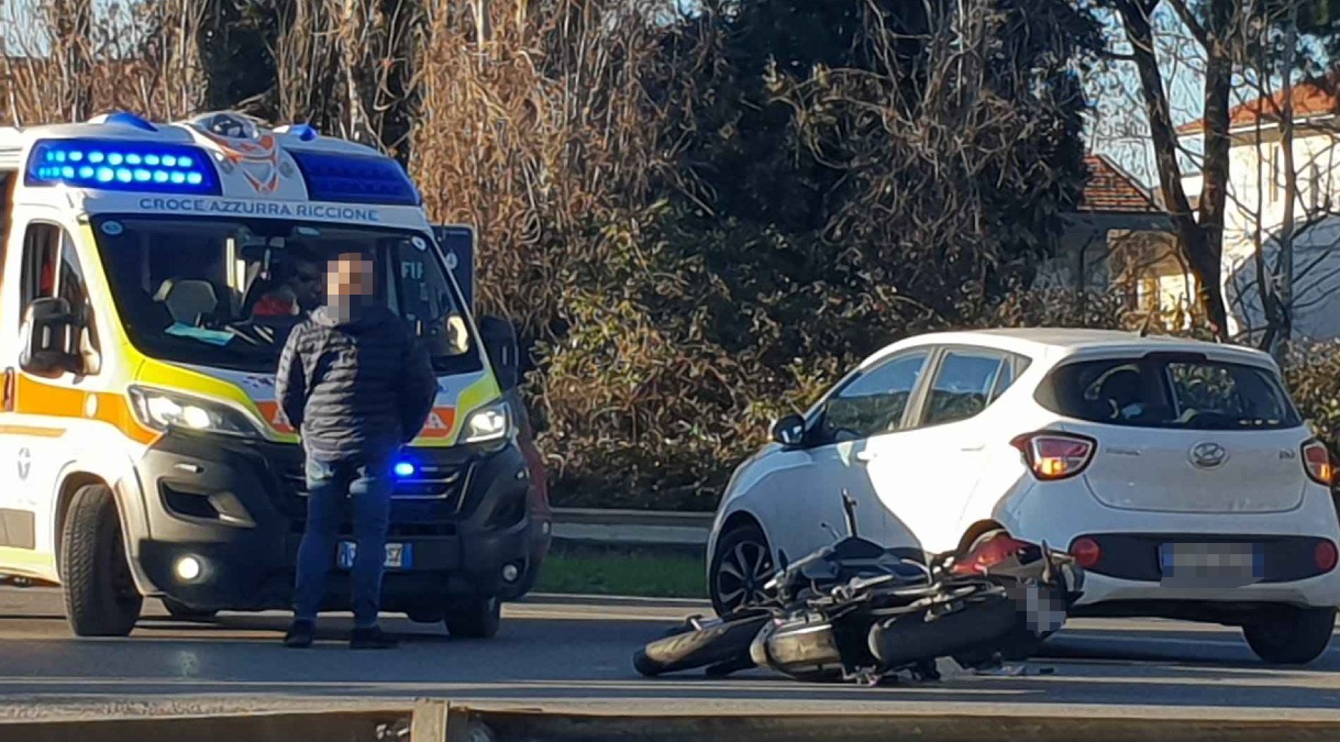 Rimini, scontro moto e auto sulla Statale 16: paura per una ragazzina 17enne - www.altarimini.it RIPRODUZIONE RISERVATA