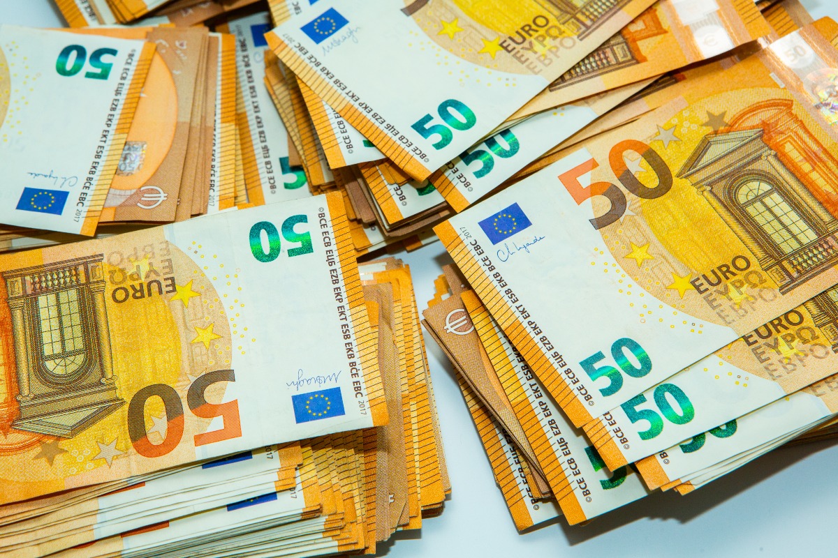 Nascosti nelle pareti oltre 850mila euro: denunciato 50enne nel Napoletano - 